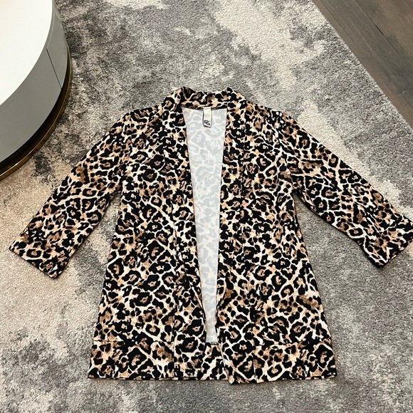Like New Italian light weight leopard print blazer - Picture 7 of 7